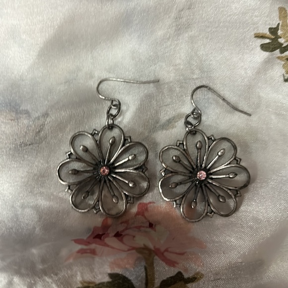 3 pairs of silver tone earrings - Picture 4 of 4